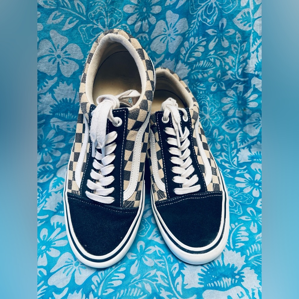 VANS~ULTRACUSH ~ Women’s 9.5 ~NAVY BLUE AND TAN CHECKERED SNEAKER ~ EASILY WORN!